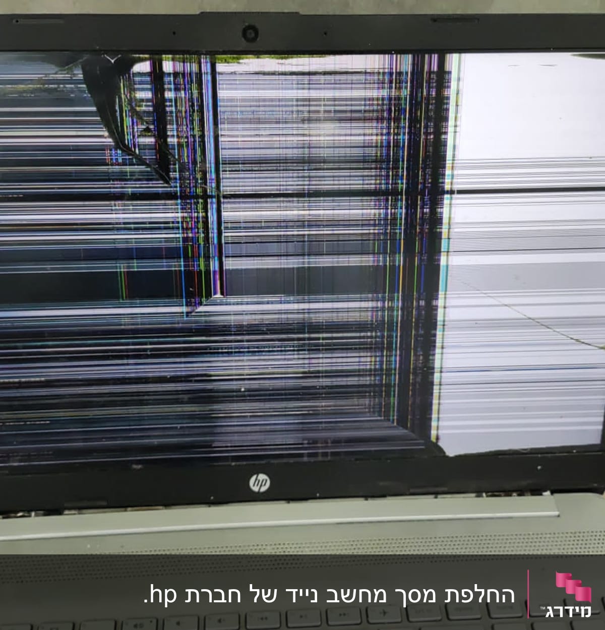 מסך מחשב נייד שבור עם קווים צבעוניים